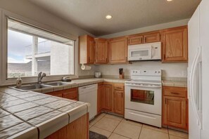 Coffee/tea maker, fridge, microwave, oven