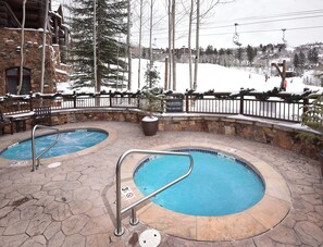 Outdoor spa tub - Lavish 3BR/3.5BA Bachelor Gulch Condo - Ski In / Ski Out (Bachelor Gulch)