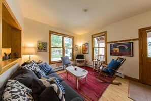 Fernseher, Kamin, DVD-Player