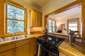 Kühlschrank, Mikrowelle, Herdplatte, Geschirrspüler