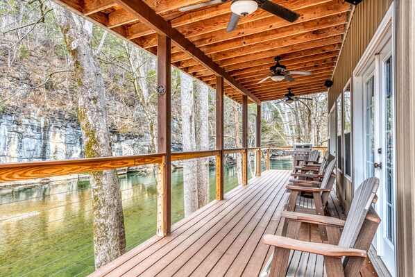 Terrace/patio - River Frontage♥Outdoor Fireplaces♥Hot Tub♥3 King Masters♥Secluded♥Easy Access (Walland)