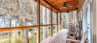 River Frontage♥Outdoor Fireplaces♥Hot Tub♥3 King Masters♥Secluded♥Easy Access