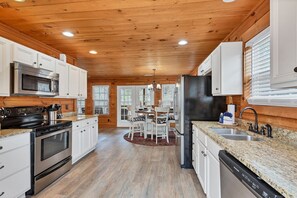 Fridge, microwave, oven, stovetop - River Frontage♥Outdoor Fireplaces♥Hot Tub♥3 King Masters♥Secluded♥Easy Access (Walland)