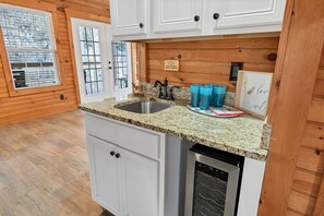 Fridge, microwave, oven, stovetop - River Frontage♥Outdoor Fireplaces♥Hot Tub♥3 King Masters♥Secluded♥Easy Access (Walland)