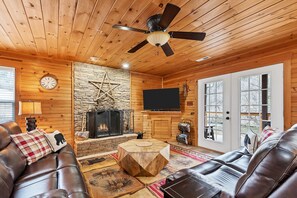 TV, fireplace, DVD player - River Frontage♥Outdoor Fireplaces♥Hot Tub♥3 King Masters♥Secluded♥Easy Access (Walland)