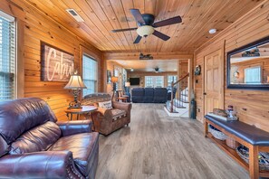 TV, fireplace, DVD player - River Frontage♥Outdoor Fireplaces♥Hot Tub♥3 King Masters♥Secluded♥Easy Access (Walland)