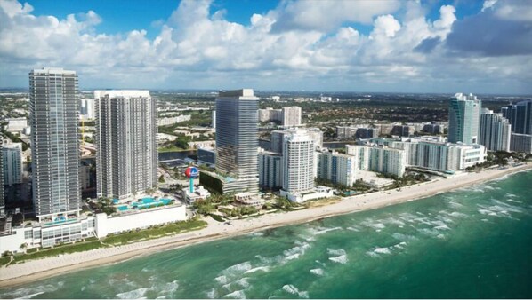 On the beach - Amazing CornerSuite, Ocean & Water Views (Hollywood)