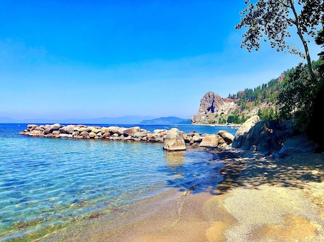 Beach nearby. Lv12 luxury villa with hot tub, close to skiing