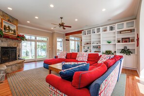Smart TV, fireplace, DVD player, table tennis