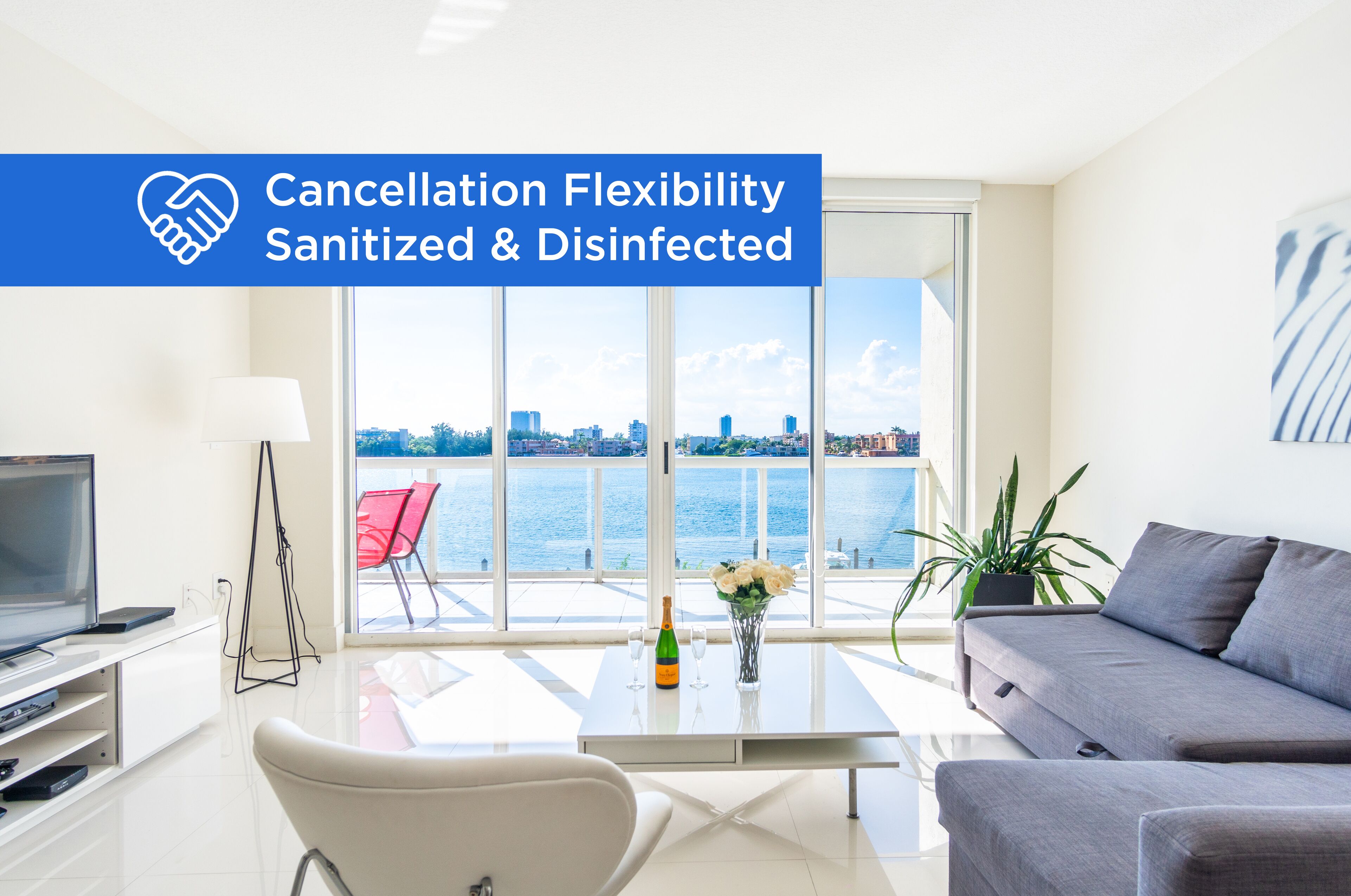 Bright condo with striking views of the waterway | WIFI + Parking