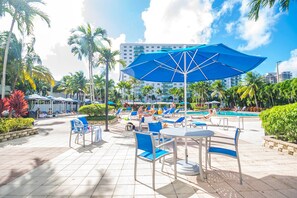 Outdoor dining - Cozy designer condo across from the beach. WiFi, parking, tennis and more! (Sunny Isles Beach.)