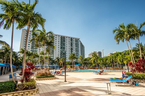 Spacious condo w/ views of ocean & park | WIFI + Parking