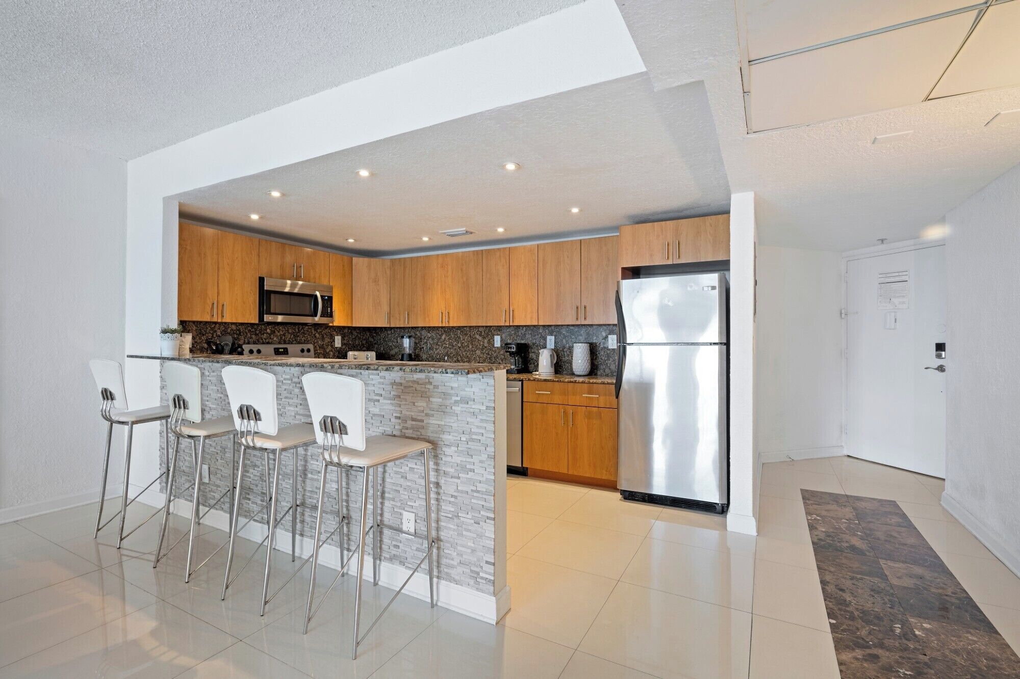 Jääkaappi, mikroaaltouuni, uuni, liesi