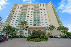 Exterior - Spacious condo for the entire family 500 ft from the beach | WIFI + Parking (Sunny Isles Beach.)