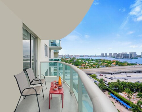 Spacious condo for the entire family 500 ft from the beach | WIFI + Parking