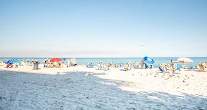 Cozy condo w/ city views just 500ft from the beach | WIFI + Parking