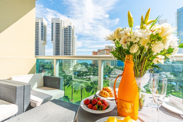 Outdoor dining - Spacious modern condo w/ ocean & park views | 150 Mbps Wi-Fi + Parking (Sunny Isles Beach.)