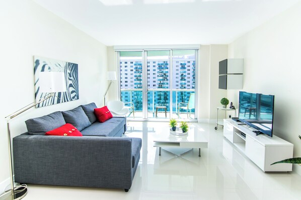 Fernseher, DVD-Player, Tischtennisplatte