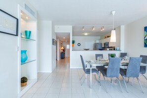 Dining - Spacious condo w/ terrace overlooking the bay | WIFI + Parking (Sunny Isles Beach)