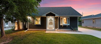 SGB4- Steps to Lambeau, Big Groups: 9 Beds!