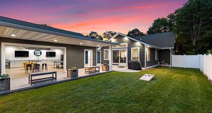 Lambeau Fieldhouse with Entertainment Garage