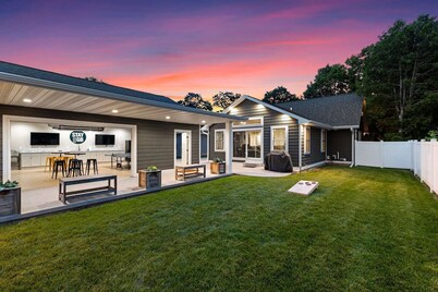 Lambeau House: Sleeps 14, Fun Garage