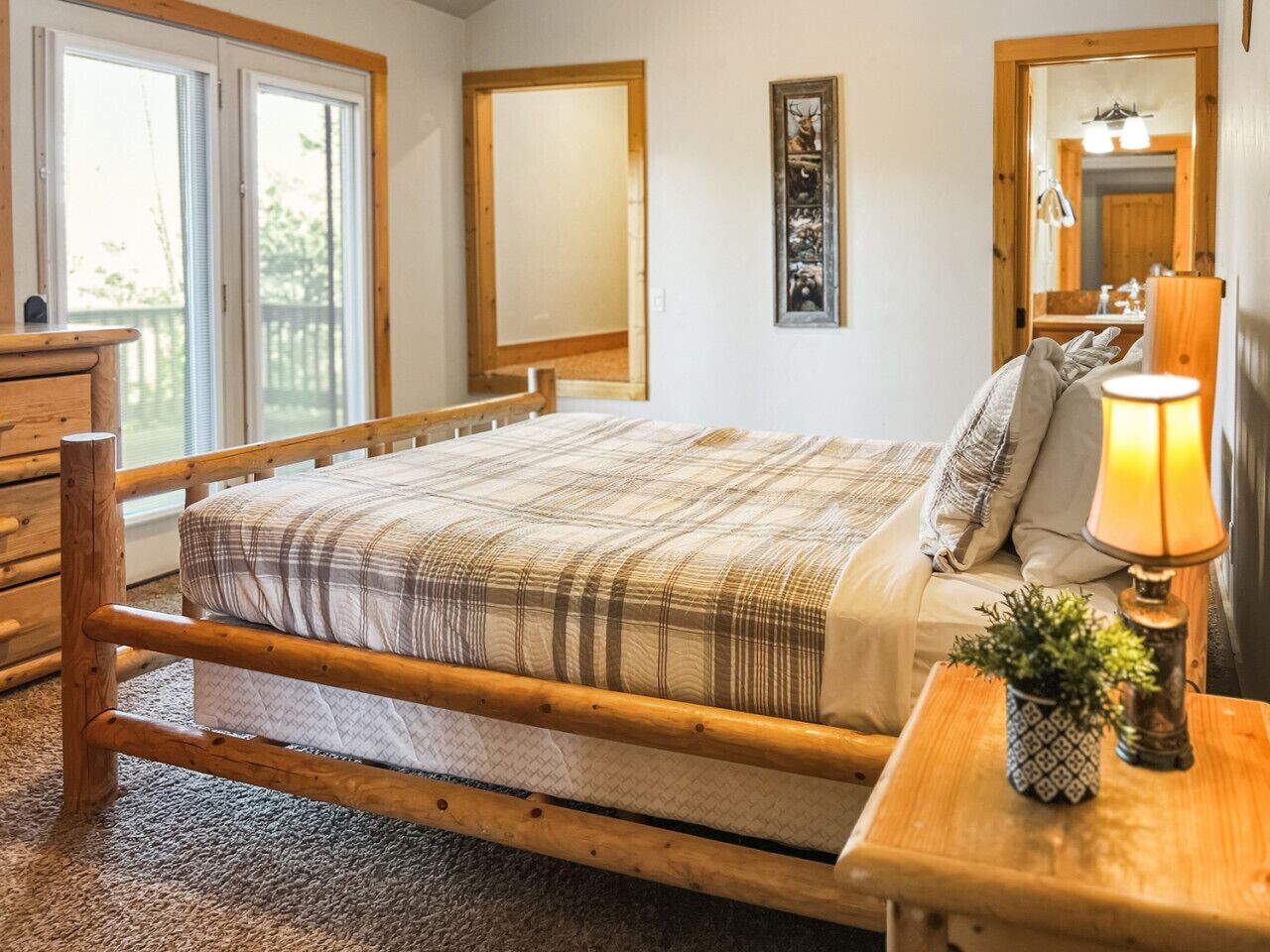 5 chambres, bureau, fer et planche à repasser, lit de bébé portatif