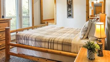 5 chambres, bureau, fer et planche à repasser, lit de bébé portatif