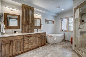 Douche, articles de toilette gratuits, sèche-cheveux