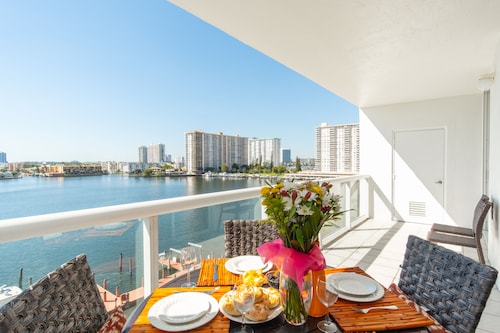 Amazing intracoastal views just 1/2 mile from the beach. WIFI + Parking