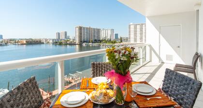 Amazing intracoastal views just 1/2 mile from the beach. WIFI + Parking