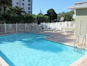 Een verwarmd zwembad