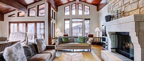 Een televisie, een open haard en een stereo