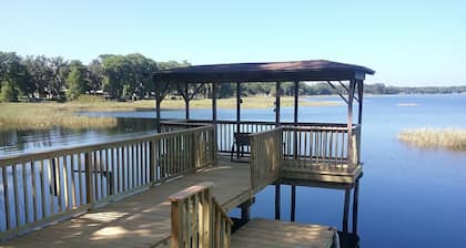 3-bedroom lakefront villa with three kayaks