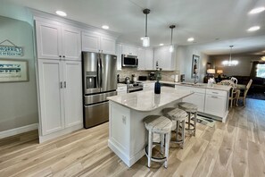 Réfrigérateur, four à micro-ondes, un four