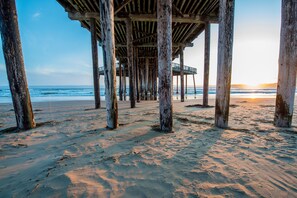A beach with a wooden pier structure. - Stunning Home - Walking Distance to the Beach! (Grover Beach)