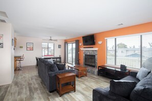 TV, fireplace - Stunning Home - Walking Distance to the Beach! (Grover Beach)