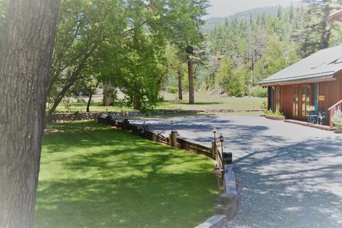 River Hideout | Deck • Cozy • Pet Friendly
