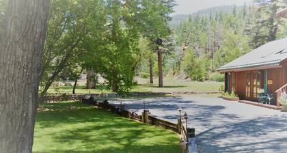 River Hideout | Deck • Cozy • Pet Friendly