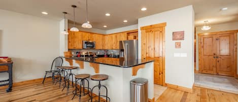 ثلاجة، ميكروويف، فرن، موقد طهي مسطح