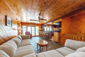 Smart TV, chimenea, reproductor de DVD y futbolito 