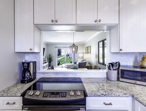 Kylskåp, mikrovågsugn, ugn och spishäll