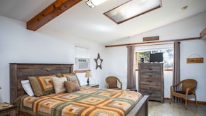 Un dormitorio con una cama de madera, una decoración con estrellas, un aparador y un cartel que dice "I BELIEVE".