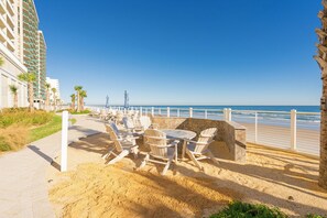 Outdoor dining - Grand Coquina - Oceanfront - #1602 (Daytona Beach)