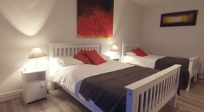 Familien-Doppel- oder -Zweibettzimmer, Seeblick | Badezimmer | Kostenlose Toilettenartikel, Haartrockner, Handtücher