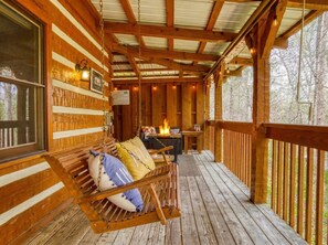 Terrace/patio - Romance abounds!♥Hot Tub♥Whirlpool Bath♥Comm Pool♥Fire Table (Townsend)