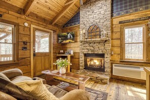 TV, fireplace, DVD player - Romance abounds!♥Hot Tub♥Whirlpool Bath♥Comm Pool♥Fire Table (Townsend)