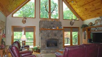 Älytelevisio, takka, pöytäjalkapallopöytä