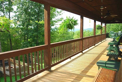 Country Elegance-5 Bedroom, River Access, Pet Friendly, Gameroom, Fireplace, WIFI, Smart TV's