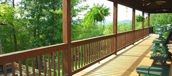 Country Elegance-5 Bedroom, River Access, Pet Friendly, Gameroom, Fireplace, WIFI, Smart TV's